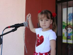 Minik kız İstiklal Marşını ezberledi çevresine örnek oldu