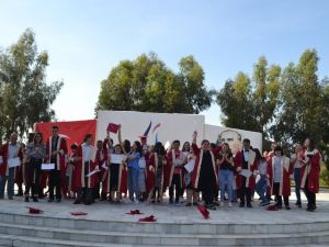 Özel öğrenciler üniversiten mezun olup, kep giydi