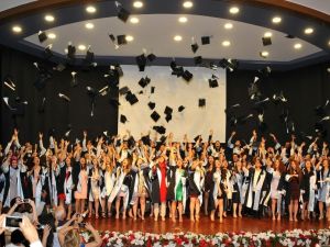 Tıp Fakültesinde mezuniyet coşkusu