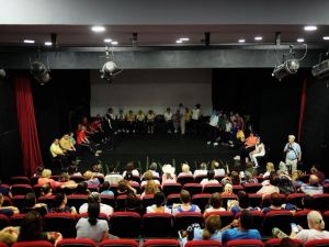 Kuşadası Belediyesi’nden engelsiz tiyatro