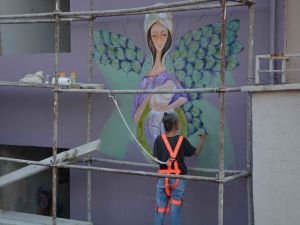 Şehrin duvarlarına “Gadın Eli” değdi