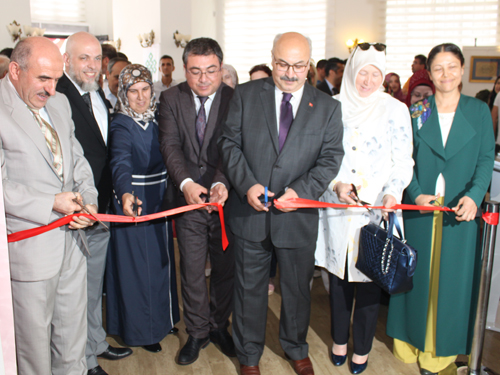 Vali Köşger “Geleneksel Hat Sanatı” sergisinin açılışını yaptı