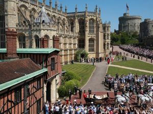 Prens Harry ve Markle, kraliyet arabasıyla şehir turu yaptı