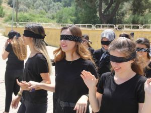 Engellileri anlamak için kampüste gözleri kapalı yürüdüler