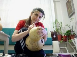 Su kapağını sanata dönüştürüyor