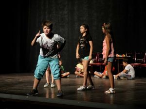 Tiyatronun yıldızları Karşıyaka’da yetişiyor