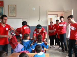 Üniversiteli AKUT gönüllüleri öğrencileri sevindirdi