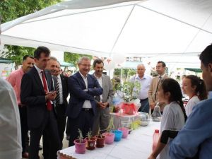 Saruhanlı’da ’4006 TÜBİTAK Bilim Fuarı’ açıldı