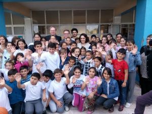Ünlü oyuncu Ezgi Mola, mülteci çocukların eğitim gördüğü okulu ziyaret etti