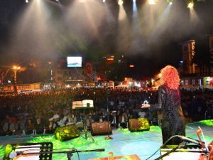 Niran Ünsal Ünyelileri coşturdu