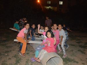 Çocukların boru üzerinde tahterevalli keyfi