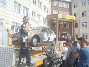 Lise öğrencilerine simülasyonlu emniyet kemeri eğitimi