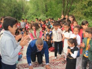 Çocukları sırtında taşıyan türkücü Aydın Aydın ezilme tehlikesi geçirdi