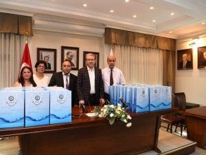 Ege’den, ihtiyaç sahibi öğrencilere bayramlık