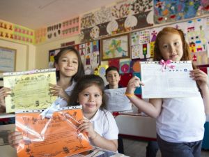 Ankara Valisi Topaca, karne dağıtım törenine katıldı