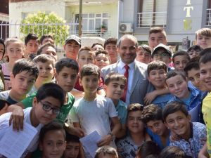 Başkan Uçak öğrencilere karne dağıttı