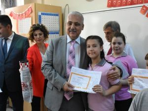 Vali Güvençer, öğrencilerin karne heyecanına ortak oldu