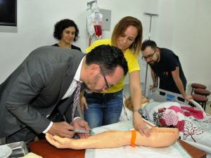 ADÜ Tıp Fakültesi öğrencileri simülasyon laboratuvarında