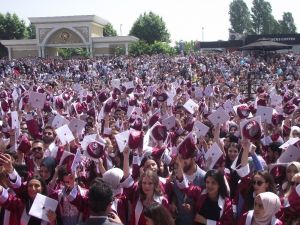İstanbul Aydın Üniversitesi’nde mezuniyet coşkusu