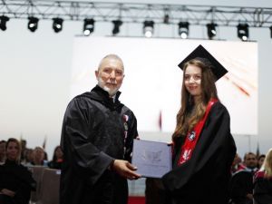 Öğrenciler uzun bir maraton sonrası diplomalarını aldılar