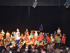 Kuşadası’nda drama kursiyerleri seyirci karşısına çıktı