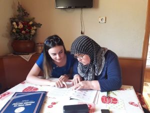 4 çocuk 9 torun sahibi kadın, okuma yazmayı evinde öğreniyor