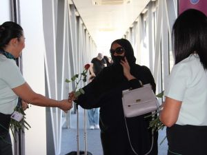 Katarlı turistler kırmızı güllerle karşılandı