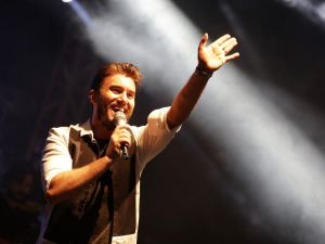 Mustafa Ceceli Kemer’de sahne aldı