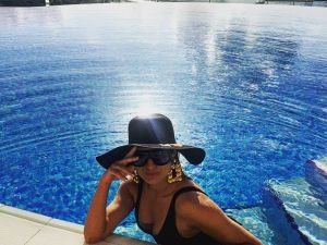 Tuğba Özay’ın Kuşadası keyfi