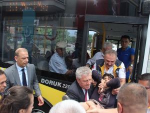 Sağlık Müdüründen otobüste fenalaşan yaşlı kadına can kurtaran müdahale