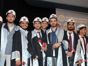 Genç mühendisler diplomalarını baretleriyle aldı