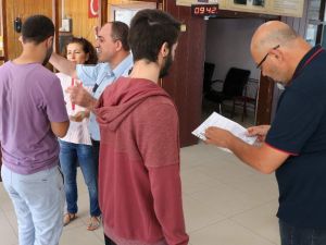 Öğrenciler sınavda veliler dışarıda ter döktü