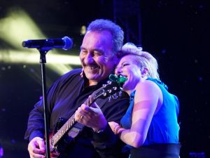 Ümit Besen ve Pamela Bursa’yı salladı