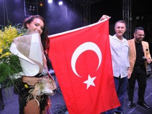 Otilia, festivale geldiği Buldan’ı salladı