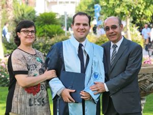 Görme ve kısmi işitme engelli genç 3,5 yılda hukuk fakültesini bitirdi