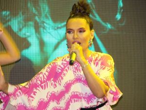 Demet Akalın’dan hayranlarına müjde