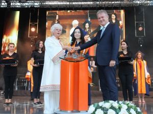 İzmir Ekonomili mezunlar iş dünyasına adım attı