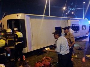 Kütahya’da tırın çarptığı yolcu otobüsü devrildi: 1 ölü 13 yaralı