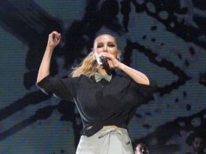 İrem Derici, şarkılarını hayranlarıyla birlikte söyledi