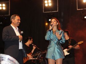 Pop sanatçısı Simge hastaneden çıkıp konser verdi