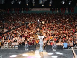 Derya Uluğ Akşehir’de hayranlarını coşturdu