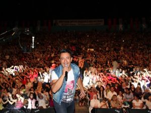 İlyas Yalçıntaş’la Akşehir’de romantik gece