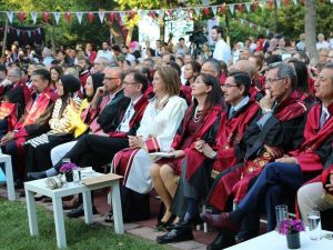 Bezmiâlem’de mezuniyet heyecanı