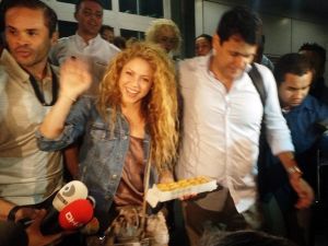 Gazetecilerden Shakira’ya baklava ikramı