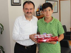 İl Milli Eğitim Müdürü Çandıroğlu Türkiye birincisini ödüllendirdi
