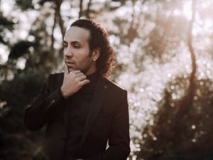 Alex Şahin yeni klibiyle yaza damgasını vurdu