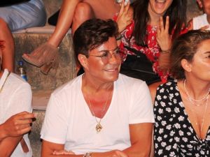 Gülşen’in beyaz tül elbisesi, parıltılı çizmeleri konsere damga vurdu