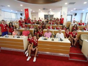 Bayraklı halk oyunlarında Avrupa’ya açılıyor