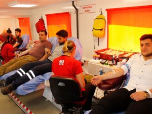 Fabrika çalışanlarından Kızılay’a anlamlı bağış