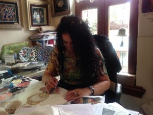 Çini sanatını atölyesinde yaşatıyor